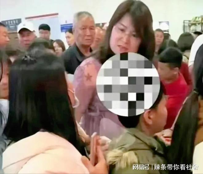 辱骂游客外地货海南港口插队女子身份被扒后果严重了(图5)