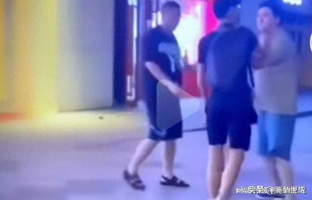 闹大了！济南眼镜男单挑两壮汉：被打者不容乐观男子或摊上大事(图7)