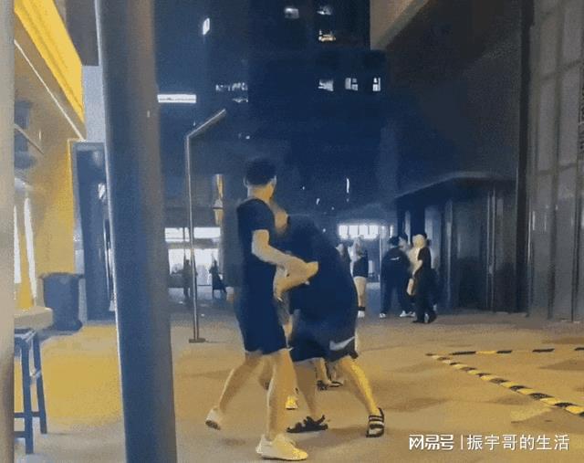 闹大了！济南眼镜男单挑两壮汉：被打者不容乐观男子或摊上大事(图3)