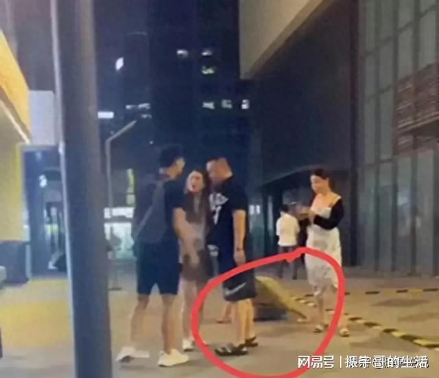 闹大了！济南眼镜男单挑两壮汉：被打者不容乐观男子或摊上大事(图4)