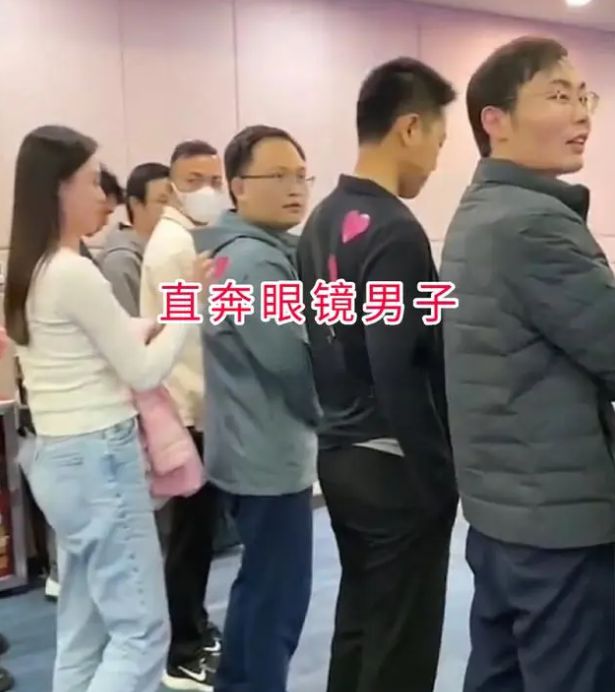 广州相亲大会最漂亮女子相中了最“丑”的网友：大叔吃香(图2)