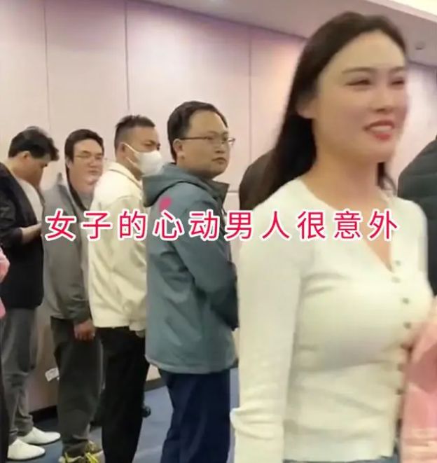 广州相亲大会最漂亮女子相中了最“丑”的网友：大叔吃香(图3)