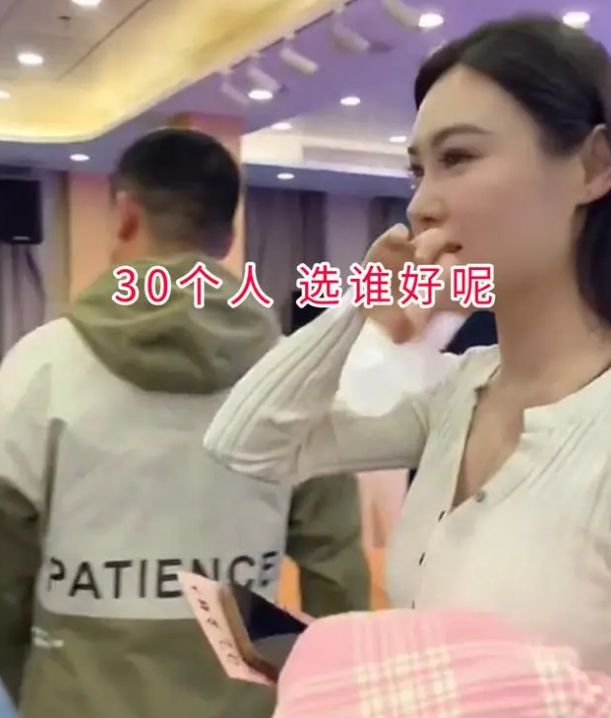 广州相亲大会最漂亮女子相中了最“丑”的网友：大叔吃香(图1)