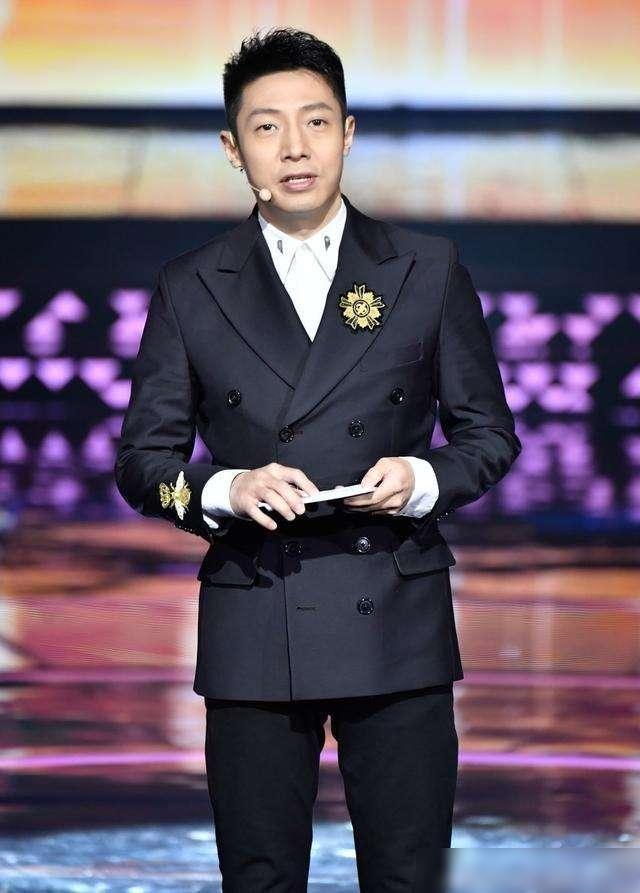 撒贝宁罕见和妻子出行戴眼镜斯文又朴素老婆穿紧身裤秀大长腿(图4)