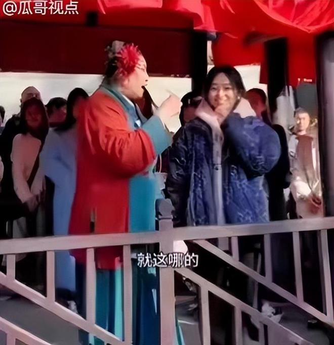 im电竞：妈都喊上了？王婆说媒：白衣眼镜哥见到内向小妹妈妈直接叫妈(图2)