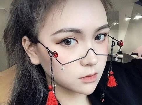 最近“下半框眼镜im电竞app”妖风很大少女感十足半张脸都被遮挡住了(图3)