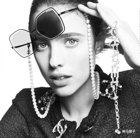 Chanel配珍珠、Gucci加镜链、Ray-Ban经典升级…戴好这10个品牌的墨镜迎接夏天(图5)