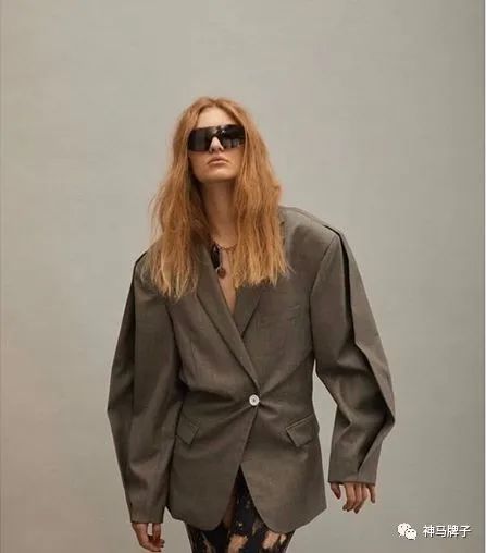 Chanel配珍珠、Gucci加镜链、Ray-Ban经典升级…戴好这10个品牌的墨镜迎接夏天(图39)