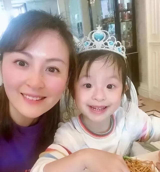 原来她们的女儿都这么大了果然大美女的女儿都是小美女！im电竞网址(图10)