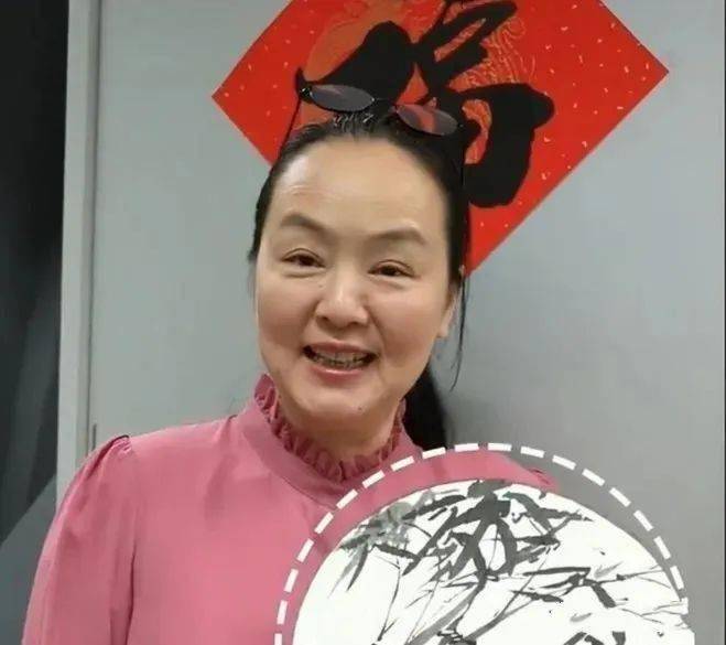 央视主持孙小梅长相普通气质温婉极具亲和力素颜自然越看越真实IM电竞网址(图2)