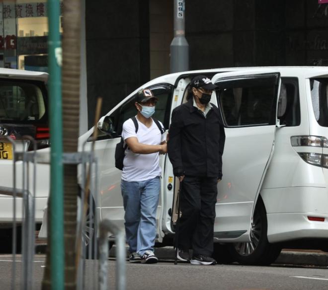 IM电竞下载林家栋过年登门给谢贤拜年88岁谢贤一脸严肃穿红衣还发了红包(图6)